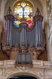 <center></center><center>L'église Saint-Gervais.</center> L'orgue des Couperin. Vitrail moderne réalisé par le maître verrier Claude Courageux :  la Jérusalem nouvelle.