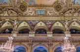 <center><center>La salle des fêtes.</center></center>A gauche, la Bretagne qui tient la barre, à droite, la Bourgogne qui fait ses vendanges.  Lors des réceptions officielles, la petite galerie située tout autour de la salle accueille la musique des Gardiens de la paix. Ils interprètent pour l’occasion les hymnes nationaux des pays invités.