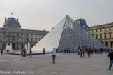 La Cour Napoléon. Le pavillon Daru derrière la pyramide, l'aile Henri II et son pavillon central, le pavillon de Sully. Statues de l'aile Henri II : Le Lorrain, Auguste Hyacinthe de Bay ; Grétry, Nicolas Victor Vilain ; Regnard, Théodore Gruyère ; Jacques Coeur, Louis Elias Robert. Pavillon de Sully : fronton, Napoléon 1er dominant l’Histoire et les Arts, Antoine Barye et Pierre Simart. Sur les bords, L’Art et L'Encouragement, Nanteuil. Cariatides, Pierre Simart, Francisque Duret (2), Pierre Simart. Autour de l'horloge : La Paix et la Guerre, Pierre Jules Cavelier. Oculus, La Beauté et l’Art, Eugène Guillaume et L'alliance de l’art antique et de la Renaissance, Jean Marie Bonnassieux.