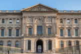 <center>Pavillon des Arts. </center>Situé dans l'aile sud de la cour carrée, il permet d'y accéder. Fronton : Les armées de l’empire, accompagnées des muses de l’histoire et des sciences. Auguste Félix Fortin, 1809. Dans les écoinçons, deux Génies par Auguste Félix Fortin. Au-dessous, deux Renommées couronnent le buste de Napoléon ( buste remplacé sous la Restauration par un casque de Minerve), Antoine Léonard Dupasquier, 1809