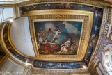 <center>Neuvième salle du musée Charles X.</center>Au plafond de cette salle, aménagée par l'architecte Fontaine à partir de 1826, le baron Antoine-Jean Gros peint, de 1830 à 1833, Le Génie de la France anime les Arts, protège l'Humanité. La France trône sur deux cornes d'abondance, face à l'Humanité attirant dans son giron les races humaines, alors que dans le ciel les génies des arts voltigent autour du génie de la France, qui tient un bouclier au chiffre de Louis-Philippe. Cette composition remplace la commande précédente commencée sous Charles X : Le Roi donnant aux arts le musée Charles X. Ce premier décor est complété en 1827 par Alexandre-Evariste Fragonard qui peint en haut des murs six grisailles : Les Arts rendant hommage au souverain.
