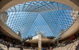 <center>Le Louvre.</center> Hall d'accueil