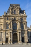 <center>La Cour Napoléon. </center> Pavillon Mollien. Aux bords du toit : La Fermeté, Pierre Bernard Prouha et La Puissance, Antoine Laurent Dantan, aîné . 1857. Cariatides, François Jouffroy. 1857.  Tout en haut,  L'Art et la Science. François Jouffroy. 1857. Dans les écoinçons de la fenêtre, La Géométrie et l’Astronomie, Jean Baptiste Klagmann. Autour des oculus : L’Histoire et la Vérité, et La poésie et la Philosophie. Pierre Loison.