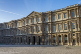 <center>La cour carrée. </center> Aile sud.  A droite, la partie Catherine de Médicis, architecte Métezeau, Lescot. A partir de la gauche. Autour des oculus : La Comédie et la Tragédie ; La Musique et la Poésie ; La Sculpture et la Peinture ; L'Astronomie et la Géographie. Nicolas Augustin Matte. 1824, 1822. Les statues du rez-de-chaussée : Omphale. Gustave Adolphe Désiré Crauk. 1859 ; Leucothea. Jean Jules Allasseur. 1862 ; Aphrodite. Georges Clère. 1859 ; Reconnaissance. Ferdinand Taluet. 1861 ; Circé. Charles Gumery. 1860 ; Couronne de fleurs. Mme Lefevre-Deumier. 1861 ; Mercure. Aimé Millet. 1861 ; Bacchante. Pierre Alexandre Schoenewerk. 1859 ; Gloire. Victor Edmond Leharivel-Durocher. 1860.