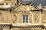 <center>La cour carrée. </center> Moïse et Isis, à gauche et Numa et Manco Capac, à droite, de Jean Moitte, 1806. Dans le fronton, La Loi entourée par Thucydide et Hérodote de Jean Moitte.
