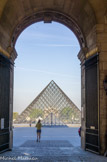 <center>La cour carrée. </center> Passage du pavillon de l'horloge vers va cour Napoléon.