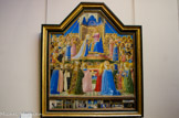 <center>Le Couronnement de la Vierge. Vers 1430-1432</center> Guido di Pietro dit FRA ANGELICO. Urbin, 1483 - Rome, 1520. A la prédelle, scènes de la vie de saint Dominique : Le Rêve d'Innocent III ; L'Apparition de saint Pierre et saint Paul à saint Dominique ; La Résurrection de Napoleone Orsini ; Le Christ au tombeau La Dispute de saint Dominique et le miracle du livre ; Saint Dominique et ses compagnons nourris par des anges ; La Mort de saint Dominique.
Retable peint, peut-être à l'initiative de la famille Gaddi, pour un des autels du couvent San Domenico de Fie sole, dont Fra Angelico devint le prieur par la suite* L'étude très poussée de la perspective comme la solidité plastique des figures témoignent de l'ascendant exercé par Masaccio sur le jeune Fra Angelico. La forme singulière de la partie supérieure est d'origine.