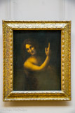 <center>Saint Jean-Baptiste.</center> Léonard de VINCI. Tenant la croix, symbole de la Passion du Christ, mais vêtu d'une peau de panthère, attribut de Bacchus, ce Saint Jean-Baptiste, d'une beauté païenne, renouvelle par son syncrétisme l'iconographie toscane traditionnelle du saint patron florentin. La perfection de son androgynie idéale, l'éloquence du geste, la puissance du sourire en font le chef-d'œuvre de la fin de la carrière de Léonard, peint sans doute vers 1513-1516, et le point culminant de sa manière sombre et fondue, monochrome et transparente.