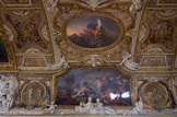 <center>La galerie d'Apollon.</center> Stuc : Gaspard Marsy, Erato et Uranie (1663-1665). Peinture de Jean-Jacques Lagrenée (L’Hiver ou Éole déchainant les vents qui couvrent les montagnes de neige, 1775). Octobre et Novembre. Le Soir ou Morphée (entre 1664 et 1677) par Charles Le brun.