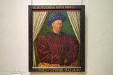 <center>Charles VII (1403-1461), roi de France. Vers 1445 ou vers 1450.</center>Jean FOUQUET. Tours, vers 1415-1420 - Tours, entre 1478 et 1481. L'inscription sur le cadre d'origine peut faire allusion aux trêves de Tours (1444) ou à la victoire de Formigny (1450). Fouquet semble avoir été le premier en Europe à peindre un portrait indépendant à mi-corps, grandeur nature et presque de face. Le tableau se trouvait XVIIIe siècle à la Sainte-Chapelle de Bourges.