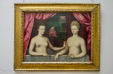 <center>Portrait présumé de Gabrielle d'Estrées et de sa sœur la duchesse de Villars. Vers 1594. </center>ECOLE DE FONTAINEBLEAU. Fin du XVIe siècle. Le geste ostentatoire pourrait faire allusion à la maternité de Gabrielle et à la naissance, en 1594, de César de Vendôme, bâtard d'Henri IV.