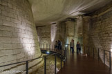 <center>Le Louvre médiéval.</center> Au centre de l'enceinte, se dresse la base du donjon circulaire, 