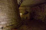 <center>Le Louvre médiéval.</center> Sur les murs de contrescarpe se devinent les encorbellements de l'escalier construit par Charles V, la 