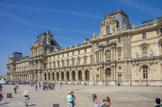<center>La Cour Napoléon. </center> A droite, les pavillons Colbert, Richelieu, Turgot. Les façades sont revêtues d'une abondante décoration sculptée. Sur les balustrades des terrasses, des statues de grands hommes représentent la tradition artistique, littéraire et politique de la France. Au long des toitures, des groupes de génies figurent diverses allégories. Sur les pavillons, les tympans par Simart et Duret, les caryatides et les grands groupes allégoriques de Barye exaltent le gouvernement de Napoléon III que l'on voit encore en effigie au centre du tympan du pavillon Denon.