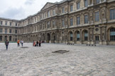 <center>La cour carrée. </center> Les deux ouvertures visibles en surface, l'une ronde et l'autre rectangulaire sont les traces de l'ancien château du Louvre de Philippe Auguste : celle de forme ronde était un puits qui alimentait en eau l'ancien donjon du Château-Fort du Louvre médiéval ; celle rectangulaire servait de citerne probablement pour récupérer l'eau de pluie.