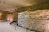<center>Le Louvre médiéval.</center>Les fouilles archéologiques, exécutées en 1991 – 1992, ont permis de dégager tout un ensemble défensif d'époques successives, constituant ce qu'on a coutume d'appeler « l'enceinte de Charles V », détruite et remblayée sous Louis XIII entre 1624 et 1634.
Cette fortification du XIVe siècle, établie nettement plus à l'ouest que l'enceinte de Philippe Auguste, dont le château du Louvre formait la défense sur la seine, englobait un faubourg qui s'était développé au XIIIe et XIVe siècles.