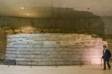<center>Le Louvre médiéval.</center>Aux travaux de terrassement commencés par Étienne Marcel, prévôt des marchands lors de la révolte de Paris, avait succédé, sous Charles V (1364 – 1380), un remarquable ensemble de fossés et remparts de terre, établis sur un large espace afin d'assurer un glacis pour le tir tendu de l'artillerie naissante, par l'architecte Raymond du Temple. Les progrès de l'art militaire entraînèrent la reconstruction, au début du XVIe siècle, de la muraille proprement dite. Le mur d'escarpe, vers la ville, domine d'une faible hauteur le grand fossé, large de 19 m.  Une plate-forme d'artillerie y fut établi, dont on reconnaît la forme circulaire et la terrasse supérieure.