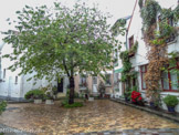 <center>La Butte aux cailles</center> Ce petit quartier forme une zone triangulaire constituée de maisons individuelles aux jardins fleuris, accessible via de petites rues pavée portant des noms de fleurs et possédant des arbres.