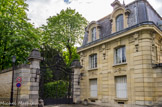 <center>Louveciennes</center> À la mort de Madame du Barry, guillotinée en décembre 1793, le château de Madame du Barry fut démantelé, voire pillé, au gré de ses différents propriétaires. En 1852, le domaine fut agrandi jusqu'à la Seine, mais divisé en deux lots : le premier lot, comprenant le château, fut acquis par le banquier Salomon Goldschmidt. En 1898, les héritiers firent construire par l'architecte Henri Goury, l'entrée de style Louis XV, flanquée de deux pavillon ; le second lot comprenait le pavillon de musique de Claude Nicolas Ledoux et deux entrées . Aaujourd'hui le domaine se divise en trois propriétés. 
Ici, le pavillon de réception, composé de deux pavillons d'entrée reliés, construit par Goury en 1897 et 1898. Un des pavillons.