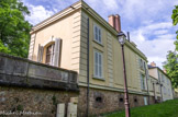 <center>Louveciennes</center> Le château de Madame du Barry, ou Pavillon des eaux ou « Pavillon du gouverneur de la machine ». En 1683, Louis XIV ordonne la construction, à proximité du puisard supérieur de la machine de Marly, à l'intérieur de l'enclos de la machine, d’un pavillon pour servir de logement de fonction à Arnold de Ville, le promoteur de cette installation hydraulique.
Le bâtiment est construit par le jeune Robert de Cotte, futur architecte du roi, qui commence là sa carrière comme simple entrepreneur des Bâtiments du roi. De 1683 jusqu'à sa mort en 1722, ce pavillon est affecté comme logement de fonction à Arnold de Ville, au titre de gouverneur de la machine de Marly, qui meuble le pavillon avec goût, organisant même un cabinet de peintures avec des œuvres de Raphael, Holbein, Van Dyck, Le Brun. En 1769, Louis XV offrit le château à sa nouvelle favorite, Madame du Barry, qui y résida jusqu'en 1793.  Le château présentait l'inconvénient de ne pas avoir de vue sur la Seine et de ne pas comporter assez de pièces de réception. Elle confia à l'architecte Claude-Nicolas Ledoux la construction, à l'aplomb de la vallée de la Seine, d'un pavillon qui ne comprenne que des pièces de réception. Ce fut le pavillon de musique.