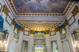 <center>Le Salon de Musique </center>Le Salon de Musique faisait office de salle à manger et les tribunes situées à chaque extrémité permettaient d'accueillir des invités ou des musiciens jouant pendant les soupers, les murs ornés de marbre gris alternaient avec des miroirs ; la pièce était éclairée par des torchères de Pajou, Monot et Lecomte.