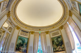<center>Le salon Fragonard</center> La Comtesse agrémenta le Pavillon de nombreuses œuvres d'art (tableaux et statues) et en fit, par sa décoration néo-grecque, un véritable temple de l'Amour ; ce fut l'éclosion du « style du Barry », précurseur du style Louis XVI, avec des lignes sobres et des meubles décorés de plaques de porcelaine de Sèvres ornées de bouquets de fleurs multicolores : un moment de perfection de l'art français.