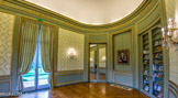 <center>Le salon Ledoux</center> A droite, le salon « en cul de four », actuel salon Ledoux, dont le décor de Restout et Drouais a été soigneusement reconstitué, ouvre sur le parc.