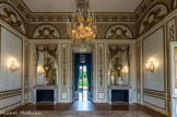 <center>Le Salon du Roi</center> Comme il était d'usage, le baromètre et l'horloge, d'époque Louis XV, sont accrochés devant les miroirs qui surplombent les cheminées.