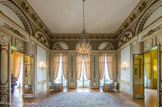 <center>Le Salon du Roi</center> En arrière du Salon de Musique, au centre du Pavillon, s'ouvre le Salon du Roi, grand salon carré éclairé de trois fenêtres d'où l'on découvre sur 17 kilomètres de panorama, la Seine de Saint Germain à la Tour Eiffel.