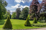 <center>Le Pavillon de Musique</center>La Comtesse fit transformer le parc à la française en jardin anglais, avec des perspectives limitées et des statues.