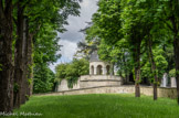 <center>Hameau de Voisins</center> Rotonde où arrivait la conduite souterraine amenant l'eau pompée de la Seine. Au premier plan, le petit pont menant à la place Ernest Dreux.
La machine de Marly est construite à compter de 1681 dans le but de remonter l'eau de la Seine puisée à Bougival vers les réservoirs situés sur le plateau du Cœur volant à proximité du château de Marly. L'eau, depuis la Seine, est refoulée jusqu'aux puisards dits de mi-côte, à flanc de coteau, puis aux puisards supérieurs, là où commence Voisins, et enfin à l'aqueduc de Marly. Deux bâtisses abritant les pompes sont construites au niveau des puisards, l'une à mi-côte et l'autre en bordure du vallonnement de Voisins. Entre cette dernière et l'aqueduc, les canalisations vont être souterraines et traverser le premier château construit sur les lieux, le château dit de Voisins.