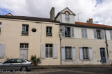 <center>Hameau de Voisins</center> Ancienne fonderie. La maison où Auguste Renoir habita en 1869-1870. À côté, au n° 9 bis, la maison où habita Kurt Weill, (1900-1950). Compositeur allemand, auteur de « l'Opéra de Quat' Sous ». Fuyant le nazisme, il trouve ici de 1933 à 1935 un calme refuge. Il composa entre autres l'opérette « Marie-Galante » et des mélodies dont « la Complainte de la Seine ».