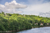 <center>Vue de la Seine.</center> Dans la verdure, à gauche, le Pavillon de Musique, au centre le château de Madame du Barry ou Pavillon des eaux.