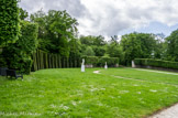 <center>Le domaine de Marly</center>Les quatre copies de statues du parc royal présentées ici sont, de droite à gauche :
- Le Faune au chevreau de Pierre Lepautre (1659-1744), exécuté en 1685 à Rome d'après une sculpture antique. On le trouve en 1695 dans un « Appartement vert » à l’est du château puis, en 1707, dans le « Bosquet du Couchant », à l'ouest.
- La Compagne de Diane de René Frémin (1672-1744) livrée en 1717. Elle appartient à un ensemble de nymphes chasseresses commandées entre 1697 et 1715 aux meilleurs artistes de l'époque à la suite de la Diane d'Anselme Flamen ( 1647-1717) placée en 1694 au milieu d'un bassin dans le « Bosquet du Couchant ».Toutes ces statues son inspirées de la Diane à la biche, une sculpture romaine présentée sous Louis XIV dans la grande galerie de Versailles.