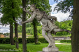 <center>Le domaine de Marly</center>En 1713, quatre bassins tapissés de faïence sont ornés de gracieuses sculptures, les Coureurs.
Daphné poursuivie par Apollon (1715). Guillaume Coustou. Placée au centre de l'un des bassins des carpes