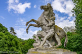 <center>Le domaine de Marly</center>Délaissant les thèmes mythologiques illustrés jusque-là, ces Chevaux échappés arrêtés par des esclaves indiens mettent 1 accent sur la nature sauvage et le rendu du corps humain. L'impatience des chevaux cabrés, crinière hérissée, la tension des muscles des palefreniers qui tentent de les retenir, témoignent d'un réalisme nouveau qui fit leur célébrité dès leur installation en juillet 1745.
