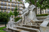 <center>Square Boucicaut</center> Un monument de marbre blanc (1914) rappelle les actions charitables de la pieuse Madame Boucicaut et de son amie la baronne de Hirsch. 
Madame Boucicaut, 1816-1887.
Madame de Hirsch, 1833-1899.
Paul Moreau-Vauthier, statuaire. André Bérard, architecte.