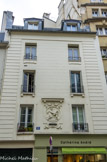 <center>Rue du Cherche Midi</center> Maison à l'enseigne Au Cherche midi.  Un bas-relief, situé au-dessus d'un magasin (installé en 1874) remplace une enseigne datant de 1675 au motif identique. Cette enseigne permettait de découvrir un astronome qui relève les degrés d’un cadran avec son compas dont les pointes visent les heures de midi et de quatorze heures. Cette scène est une représentation de l’expression « chercher midi à quatorze heures », qui date du XVIIe siècle et qui se base sur coutume italienne : les heures du jour suivant commençait trente minutes après le coucher du soleil. Selon les saisons, les jours étant plus ou moins longs, le milieu de journée tombait entre 15 h et 19 h mais jamais à 14 h. En conséquence, il est parfaitement futile de « chercher midi à quatorze heures »