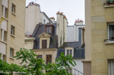 <center>Rue de l'abbé Grégoire</center> Maison Henri IV.
L’abbé Grégoire (1750-1831). Vers 1820 se retire ici l'une des figures les plus originales de la Révolution : Henri Grégoire, député du clergé aux Etats-Généraux en 1789. Rallié au Tiers état et siégeant à la gauche de l’Assemblée, il est l’un des premiers à prêter serment à la Constitution civile du clergé en 1790. Evêque constitutionnel de Blois, élu à la Convention, il y fait voter l'émancipation des juifs et l’abolition de l’esclavage dans les colonies (il publie même sa correspondance avec Toussaint Louverture dans les 