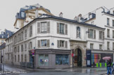 <center>Missions étrangères</center>Les Missions étrangères de Paris (MEP) sont une société de vie apostolique catholique basée à Paris ayant pour but le travail d'évangélisation dans les pays non chrétiens. À ce titre, elle ne constitue, au sens canonique du terme, ni une congrégation ni un ordre, pas plus que ses membres ne sont considérés comme des religieux.
L’objectif de cette société est l’évangélisation des peuples, par la fondation d’églises et le développement d'un clergé local sous la juridiction d’évêques. Afin de recruter et de former des missionnaires volontaires, une maison fut fondée en 1663 rue du Bac à Paris, où elle est toujours située actuellement. Connue sous le nom de « Séminaire des Missions étrangères », elle reçut l'approbation du pape Alexandre VII et la reconnaissance légale du gouvernement français.