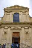 <center>Missions étrangères</center>La construction de la chapelle de la société des Missions étrangères débute en 1683 sous la direction de l’architecte Lambert. Auparavant, elle occupe l’une des salles du rez-de-chaussée du bâtiment principal, béni le 27 octobre 1663 en présence de l’évêque de Babylone mais aussi de Bossuet qui prononce un sermon de circonstance.
Lors de la cérémonie de la pose de la première pierre le 24 avril 1683, une médaille à l’effigie de Louis XIV est placée dans les fondations marquant officiellement la bienveillance du roi envers le séminaire. Le 7 août 1683, la crypte est bénie et, sous le nom de Chapelle de l’Épiphanie (première manifestation de Jésus aux Gentils), devient chapelle provisoire.
La construction s’achève en 1697.