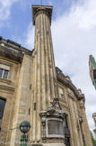 <center>Bourse de Commerce</center>Colonne astrologique. Peut-être utilisée comme observatoire par les astrologues de Catherine de Médicis, cette colonne faisait partie de l'hôtel édifié par Jean Bullant entre 1572 et 1584, et communiquait avec les appartements de  la reine par une porte située à la hauteur du premier étage. L'hôtel dit de la reine, s'appela ensuite de Soissons car il fut acheté en 1606, restauré et agrandi par Charles de Bourbon-Condé, comte de Soissons. Transformé en maison de jeux au début du XVIIIe siècle, ce vaste édifice fut détruit en 1748. La colonne, vendue séparément, fut acquise par Louis Petit de Bachaumont qui en fit ensuite don à la Ville de Paris.