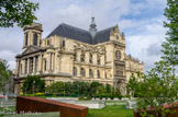 <center>Saint Eustache</center> Le projet initial, qui comprenait deux tours à deux étages reliées entre elles par une galerie, se vit transformé par le lourd fronton qui écrase la façade en 1754. En 1790, l'architecte Moreau en termina l'exécution. La tour sud reste encore inachevée jusqu'à aujourd'hui.