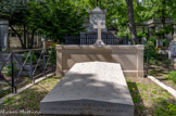 <center>Le cimetière du Père Lachaise </center> Tombe de Pierre-Augustin Caron de Beaumarchais, parfait représentant de l’homme des Lumières. Écrivain, musicien, homme d’affaires et à l’occasion escroc, Beaumarchais est taillé sur le même modèle que Casanova ou le chevalier d’Éon. Sa vie est un tumulte permanent, aussi échevelée qu’une de ses pièces de théâtre. Faux aristocrate et simple fils d’un horloger, il prend de son propre chef le nom de Beaumarchais et se lance ainsi à la cour de Louis XV.