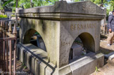 <center>Le cimetière du Père Lachaise </center> Tombe de Sarah Bernhardt. Sarah Bernhardt est une actrice française née le 25 septembre 18442 à Paris et morte le 26 mars 1923 à Paris.
Elle fut surnommée « la Voix d'or » (expression de Victor Hugo) ou « la Divine » mais aussi « la Scandaleuse ». Considérée par beaucoup, avec Rachel, comme une des plus grandes tragédiennes françaises du XIXe siècle, elle fut la première comédienne à avoir fait des tournées triomphales sur les cinq continents, Jean Cocteau inventant pour elle l'expression de « monstre sacré ».