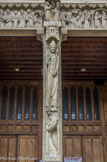 <center>Portail sainte Anne.</center>Au trumeau, Saint Marcel, évêque de Paris au Ve siècle, qui écrase un dragon symbolisant les fléaux dont son diocèse était alors affligé.