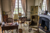 <center></center><center>Le château de Champs-sur-Marne. </center>Le boudoir de Madame conserve devant la fenêtre une grande console qui faisait office de table de toilette. Le verbe « bouder » signifie « se mettre à l’écart » et éclaire bien l’usage de la pièce : une pièce proche d’une chambre servant au repos, à la lecture ou autres distractions. Ayant servi de cabinet de toilette ou de chambre, cette pièce fut utilisée par Suzanne Lévy, l’épouse de Charles Cahen d’Anvers, comme cabinet de toilette. Une porte au fond communique avec la salle de bains, visible depuis la galerie des verdures.