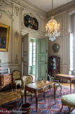 <center></center><center>Le château de Champs-sur-Marne. </center>La chambre grise. Les boiseries de cette chambre à coucher sont réalisées pour le duc de La Vallière dans les années 1740. Leurs lignes courbes et leurs motifs ondulants sont un bon exemple du style rocaille. Des instruments de musique sont sculptés de part et d'autre de l'alcôve, où est disposé le lit Au-dessus des portes, deux toiles du 18e siècle représentent des personnages s'adonnant à la musique et à la danse. Cette chambre est complétée par une salle de bains aux sobres boiseries vertes.
