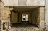 <center>Le parcours Molière.</center>Ce grand complexe privé date du XVIe siècle. Au fond, l'hôtel particulier de Claude de l'Aubespine (un des membres de la famille fut chancelier de France). Une de ses filles, Madeleine, égérie de la Pléïade, épousa en 1559 Nicolas de Neufville, seigneur de Villeroy