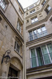 <center>Le parcours Molière.</center>Côte à côte, un immeuble du XVIIe et un  du XIXe.